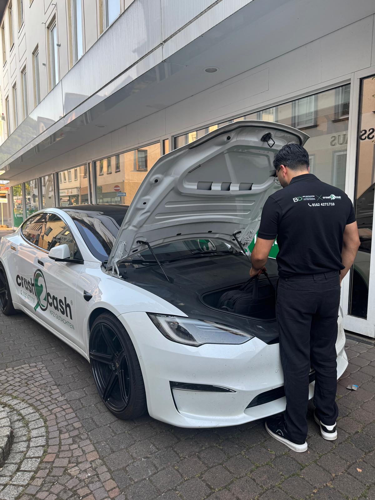 Kfz-Gutachter Bünyamin mit Messtechnik am Einsatzfahrzeug
