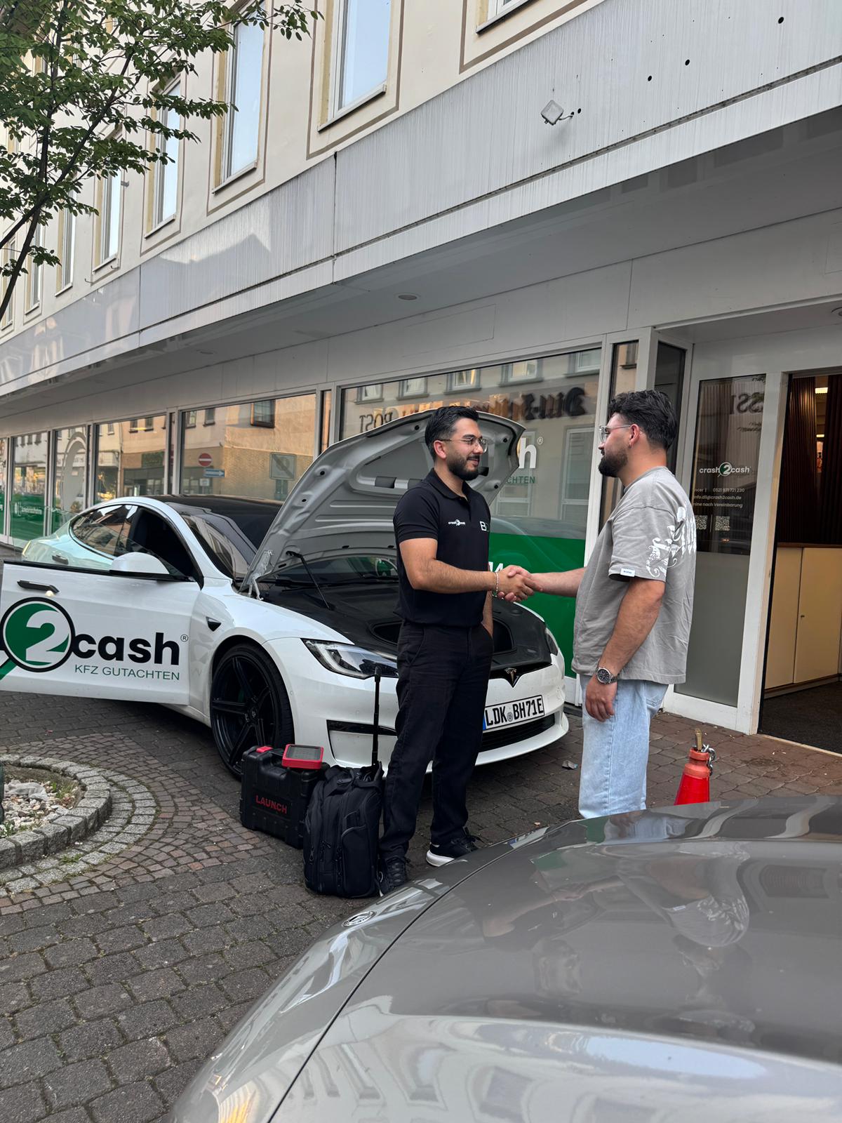 Kfz-Gutachter Bünyamin begrüßt einen Kunden vor Ort